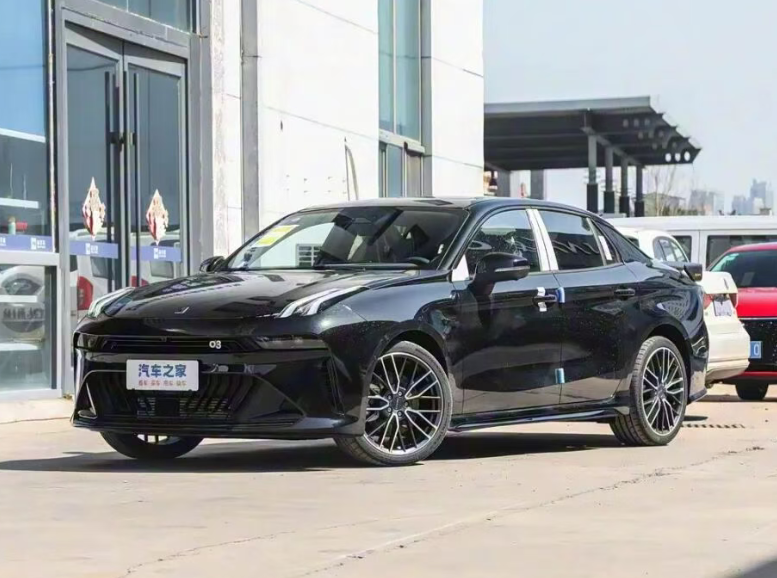 猎风前脸，双层格栅，分体式大灯，大尺寸后扰流板，运动感拉满！